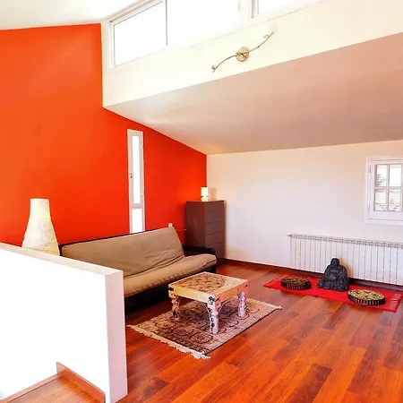 Sunny Triplex By Hello Homes
